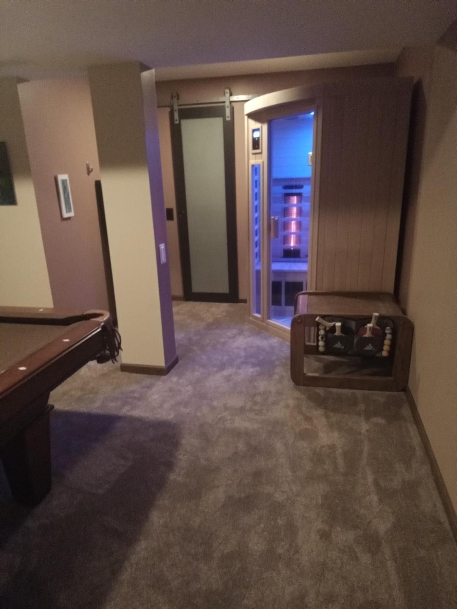 Super Suite With Sauna, Pool Table And Arcade Game Ленсинг Экстерьер фото